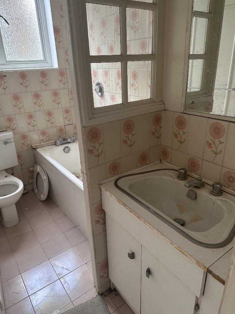 Household clutter clearance in Chelsea after service, showing a bathroom restored and cleared